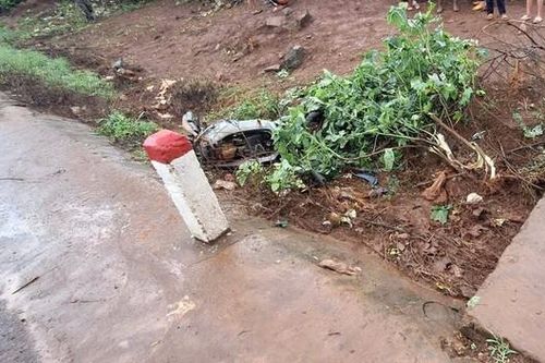 Xót xa hai chị em gái tử vong cạnh đường trong đêm mưa bão