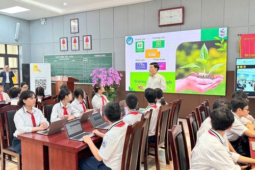 Mỗi học sinh lớp học số Hà Nội được trang bị một máy tính xách tay riêng