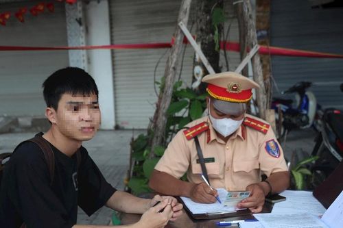 Hà Nội: Hàng loạt tài xế nhận biên bản vì đi trên vỉa hè