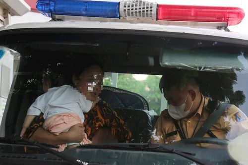 Đường tắc, cảnh sát giao thông đưa cháu bé bị sốt cao đi cấp cứu kịp thời