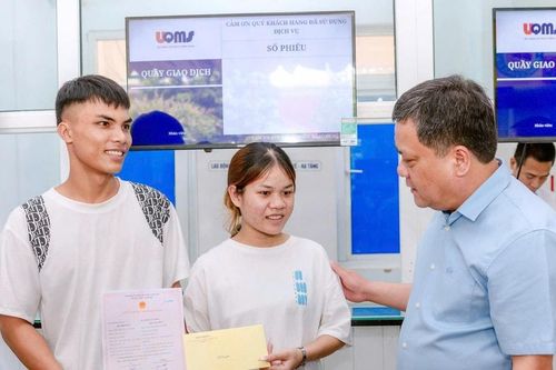Về kiểm tra cơ sở, Chủ tịch UBND tỉnh Quảng Trị trao giấy kết hôn và tặng quà đôi vợ chồng trẻ