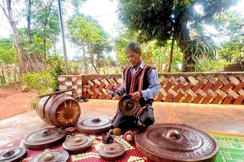 Rơ Mah Khơn - người giữ nhịp cồng chiêng