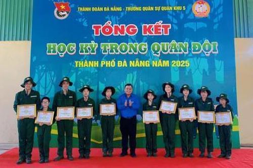Trao Giấy chứng nhận cho 150 'chiến sĩ nhí' hoàn thành 'Học kỳ trong quân đội'