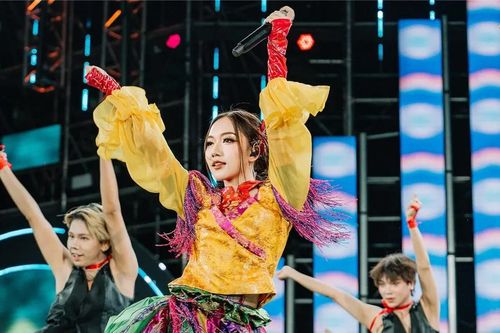 Thoại Nghi khởi động tham gia tour diễn châu Âu đầu tiên trong sự nghiệp