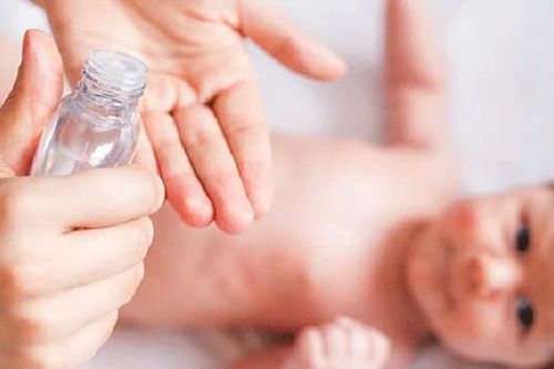 Dầu gió có thực sự an toàn với trẻ nhỏ?