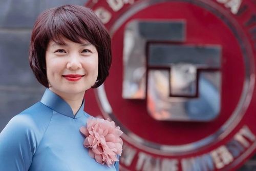 Điều đặc biệt khiến nữ PGS 'gây sốt' ngày nhậm chức