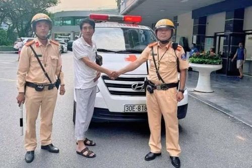 Bé gái hồi phục thần kỳ nhờ được công an mở đường đi cấp cứu