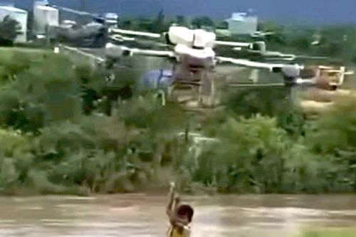Máy bay không người lái cứu cháu bé mắc kẹt giữa dòng sông