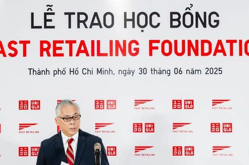 'Công ty mẹ' của UNIQLO trao học bổng toàn phần cho 12 em học sinh THPT