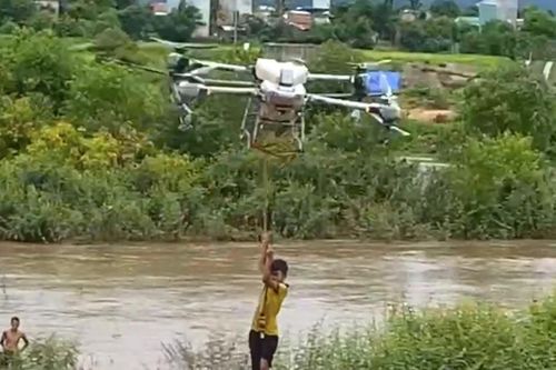 Chàng trai điều khiển máy bay không người lái cứu nhóm em nhỏ mắc kẹt giữa sông
