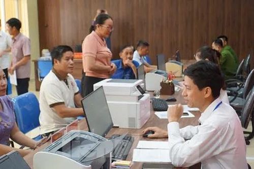 Đặc khu Cát Hải làm xuyên trưa hỗ trợ thủ tục cho người dân trên đảo