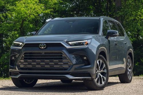 Xe xăng bán chạy, Toyota tiếp tục hoãn sản xuất ô tô điện