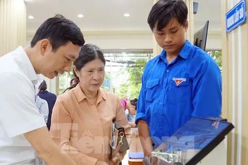 Thanh niên Hải Phòng hỗ trợ người cao tuổi làm thủ tục hành chính