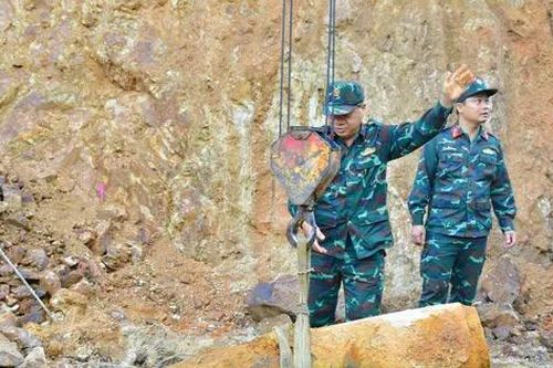 Phát hiện quả bom nửa tấn dưới lòng đất khi cải tạo vườn trồng cây