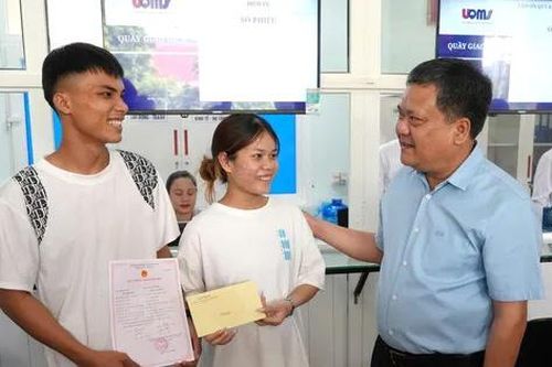 Đôi vợ chồng trẻ Bru Vân Kiều bất ngờ được Chủ tịch tỉnh trao giấy đăng ký kết hôn và tặng quà