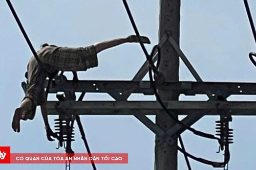 TP.HCM: Người phụ nữ leo lên dây điện nằm rồi rơi xuống đất