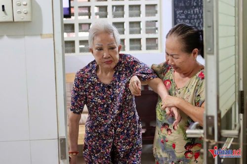Người phụ nữ đặc biệt kề cận 'nữ hoàng vai ác' Hồng Nga tuổi 80