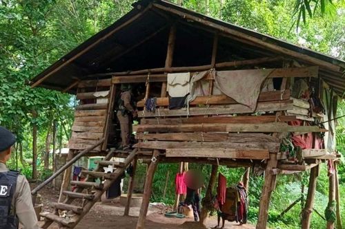 Cậu bé sống cùng bầy chó, 8 tuổi không biết nói tiếng người