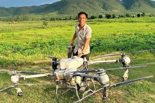Chủ tịch tỉnh thưởng nóng người dùng drone cứu 2 em nhỏ mắc kẹt giữa nước xiết