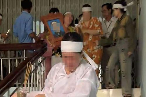 Người nhà đưa di ảnh bệnh nhân đến trung tâm y tế, 'tố' bác sĩ tắc trách