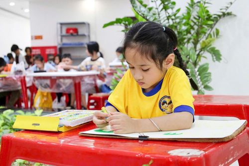 Thiếu nhi TP Hồ Chí Minh vẽ tranh về Bác Tôn