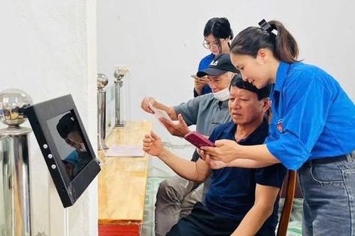 Chính quyền 2 cấp đi vào vận hành, thanh niên Hà Tĩnh xung kích hỗ trợ người dân