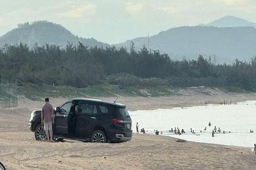 Người đàn ông bị trừ 2 điểm giấy phép lái xe vì lái xe ô tô xuống biển