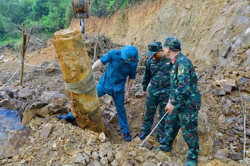 Phát hiện quả bom nặng nửa tấn còn nguyên kíp nổ, cách nhà dân 50m