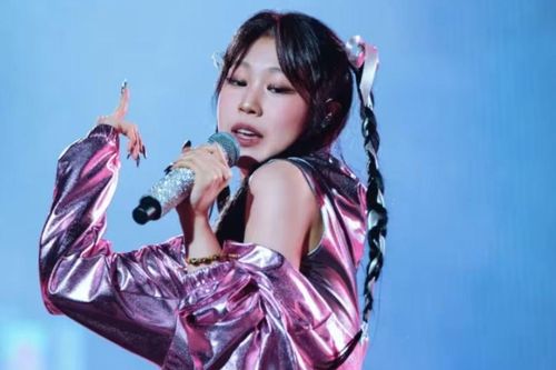 Ê chề cho nữ ca sĩ là con gái nam diễn viên nổi tiếng, ra album chỉ có 65 người mua