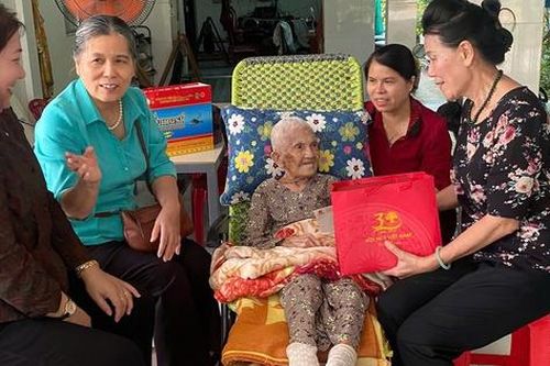 Hội Bảo vệ quyền trẻ em Việt Nam: Thăm, tặng quà Mẹ Việt Nam anh hùng, trẻ có hoàn cảnh khó khăn