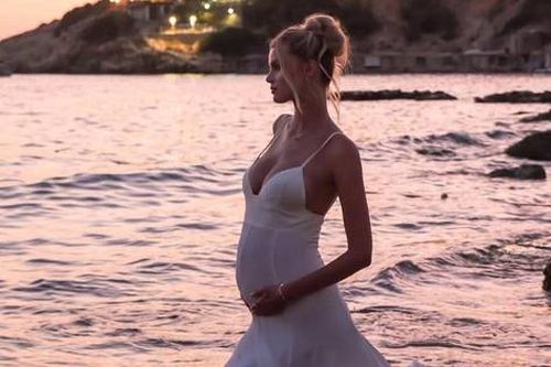 Vừa kết thúc nhiệm kỳ, Hoa hậu Thế giới 2024 công khai mang bầu