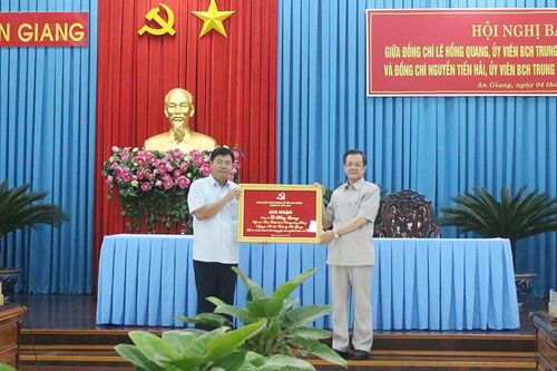 Bàn giao nhiệm vụ Bí thư Tỉnh ủy An Giang