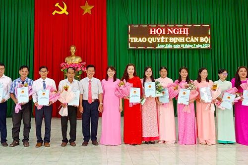 UBND xã Long Điền trao quyết định 53 cán bộ, công chức