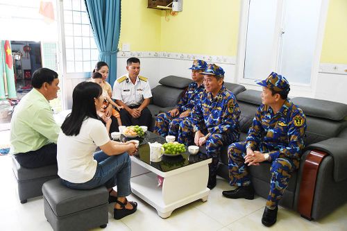 Bộ Tư lệnh Vùng 5 Hải quân bàn giao 4 nhà Đồng đội