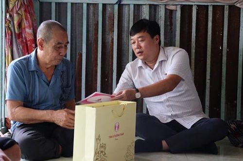 Đại biểu Quốc hội thăm, tặng quà gia đình thương binh tại xã Tháp Mười