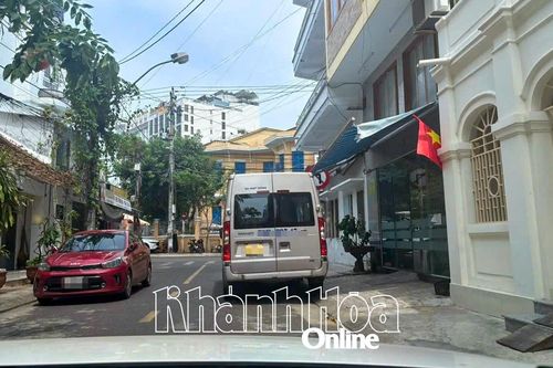 Tình trạng dừng, đỗ xe sai quy định: Cần nâng cao ý thức của người điều khiển phương tiện