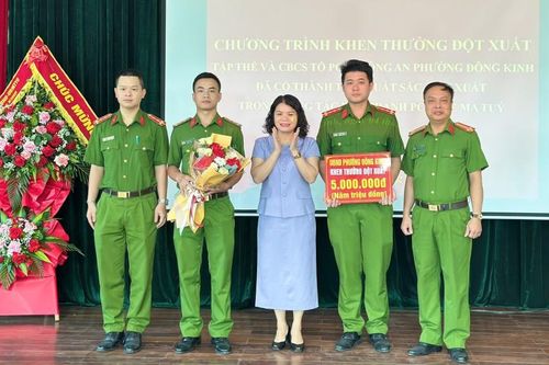 Thưởng nóng Công an phường Đông Kinh với thành tích xuất sắc trong đấu tranh với tội phạm ma túy