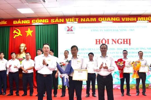 Công ty Nhôm Đắk Nông khen thưởng các điển hình tiên tiến