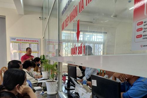 Phường Mũi Né - nhiều người dân về trụ sở mới làm thủ tục hành chính