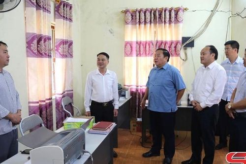Đồng chí Phó Chủ tịch HĐND tỉnh kiểm tra việc thực hiện chính quyền địa phương 2 cấp tại xã Chiềng Sại