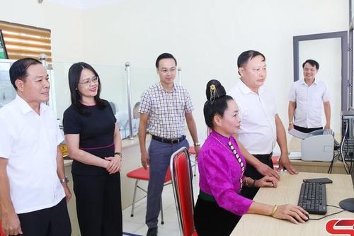 Đồng chí Trưởng ban Tuyên giáo và Dân vận Tỉnh ủy kiểm tra việc vận hành chính quyền địa phương 2 cấp tại xã Mường É