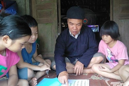 Người dân tộc thiểu số giữ gìn tiếng mẹ đẻ