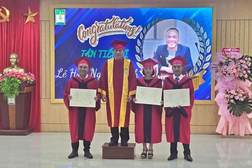 Trao bằng tốt nghiệp cho 4 tiến sĩ, 18 thạc sĩ và 173 kỹ sư, cử nhân