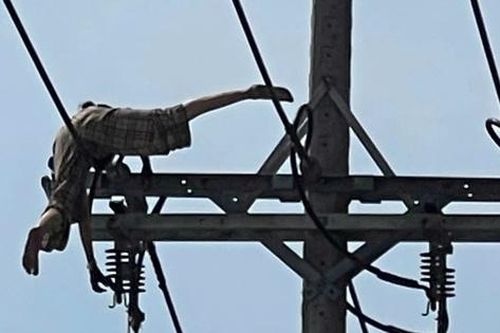 Người phụ nữ nằm vắt vẻo trên dây điện cao thế rồi rơi xuống đất