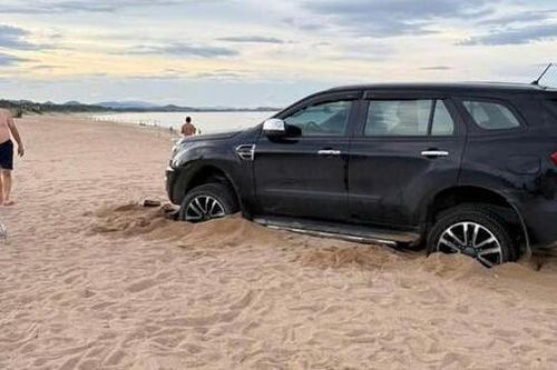 Lái ô tô xuống bãi biển, người đàn ông bị phạt 5 triệu đồng