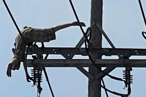 Người phụ nữ rơi từ dây điện xuống đất đã tử vong