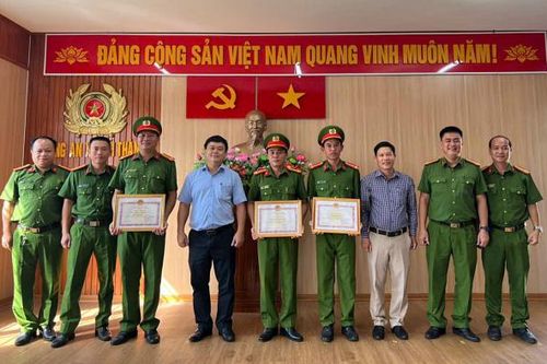 Khen thưởng Công an xã nhanh chóng làm rõ vụ cố ý gây thương tích