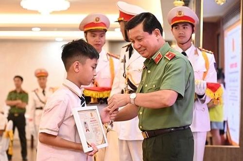 Tiếp nối truyền thống hiếu học trong con em lực lượng Cảnh vệ