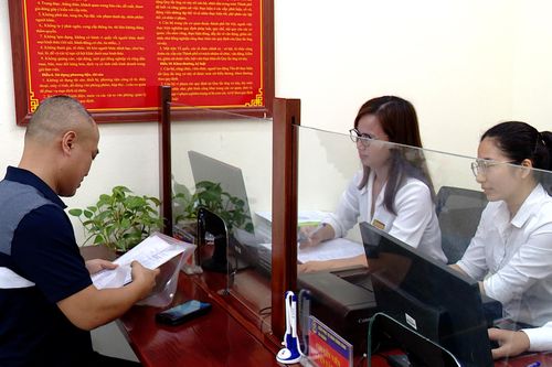 Hỗ trợ người dân làm thủ tục đất đai tại cấp xã