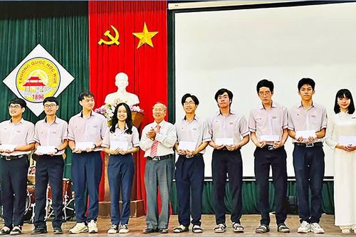 Hội Khuyến học thành phố Huế đã trao 12 tỉ đồng học bổng xây dựng phong trào khuyến học